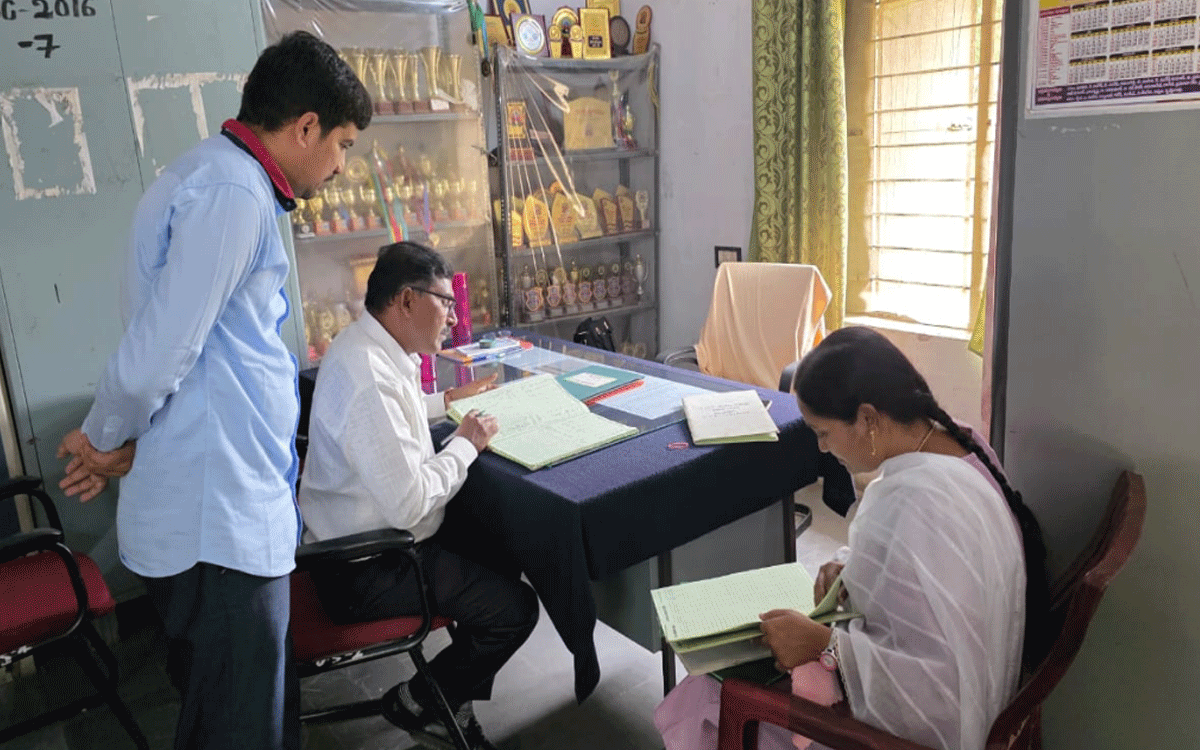 Bonakal : విద్యార్థులకు నాణ్యమైన భోజనం అందించాలి : ఎంఈఓ పుల్లయ్య