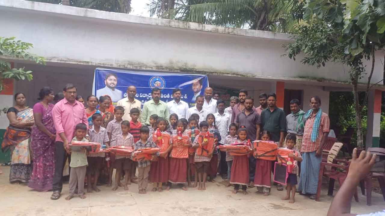 MEO Laxman Naik | పేద విద్యార్థులను దాతలు ప్రోత్సహించాలి : ఎంఈవో లక్ష్మణ్‌ నాయక్‌