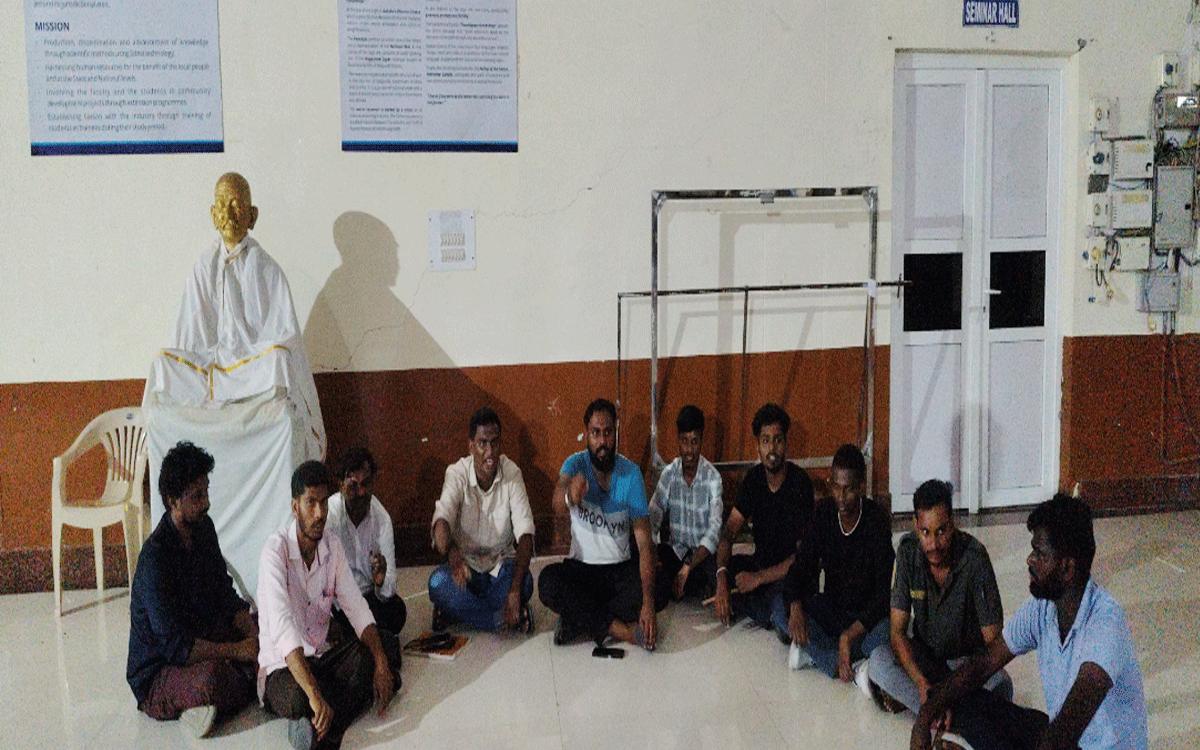 Nalgonda : ఎంజీయూలో విద్యార్థుల ఆందోళన