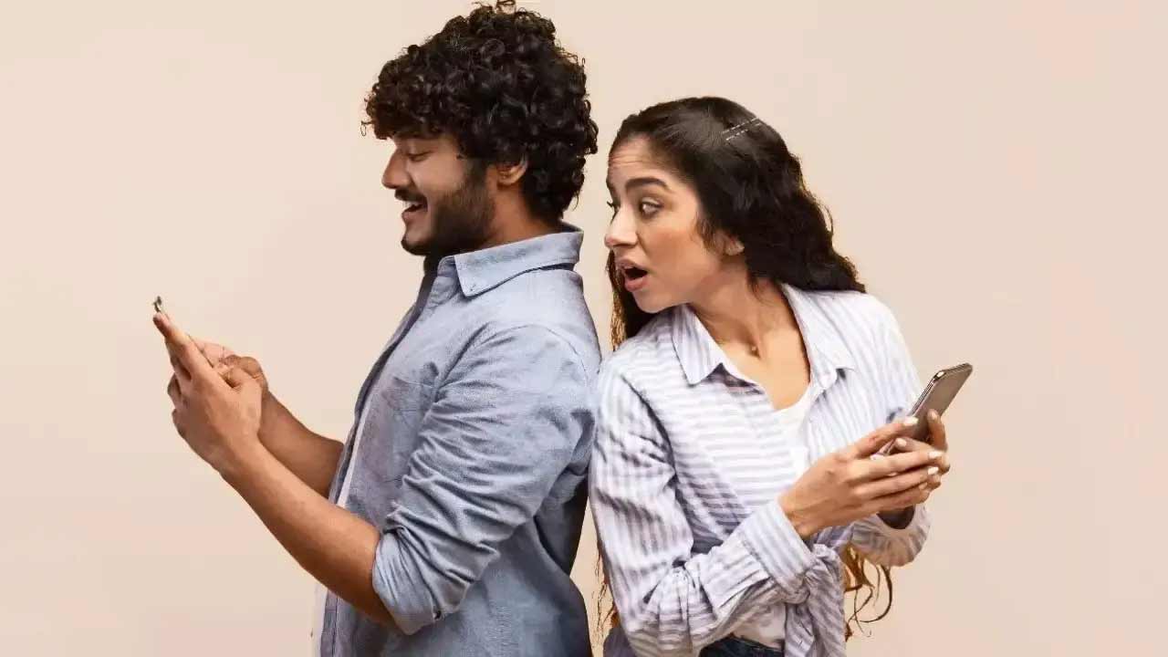 Micro Cheating | అసలేంటి మైక్రోచీటింగ్.. దీనివల్ల పచ్చటి కాపురాలు ఎందుకు కూలిపోతున్నాయి?