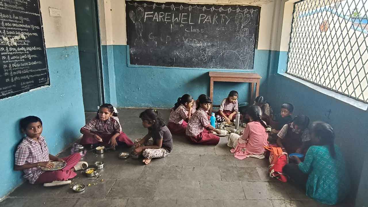 Adilabad | ధర్నాలో మధ్యాహ్న భోజన కార్మికులు.. పస్తుల్లో పిల్లలు