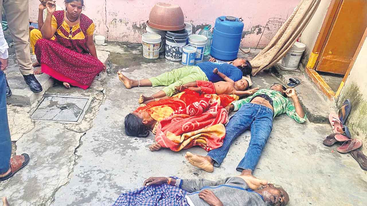 ఒకే కుటుంబంలో ఐదుగురు అనుమానాస్పద మృతి