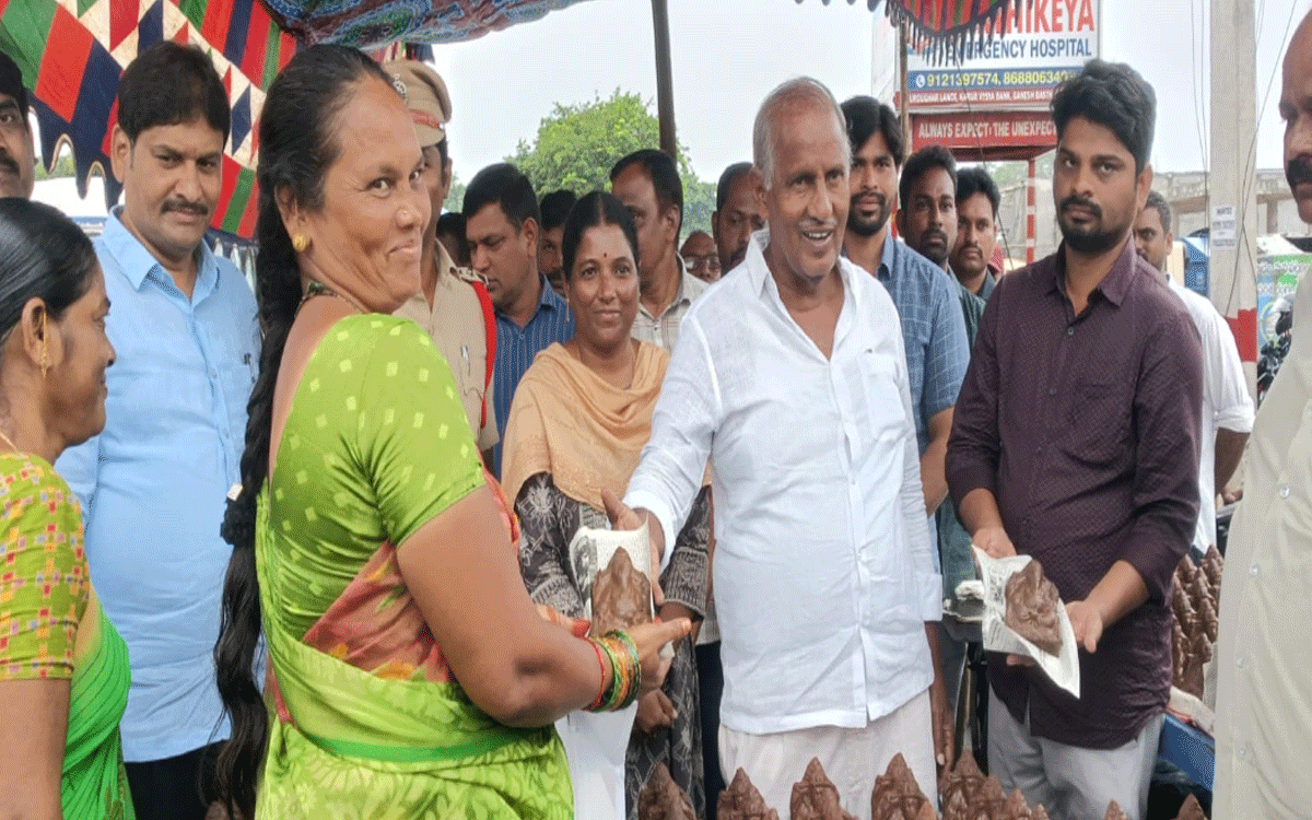 Kothagudem Urban : మ‌ట్టి గ‌ణ‌ప‌తుల‌ను పూజిద్దాం.. ప‌ర్యావ‌ర‌ణాన్ని ప‌రిర‌క్షిద్దాం : ఎమ్మెల్యే కూనంనేని