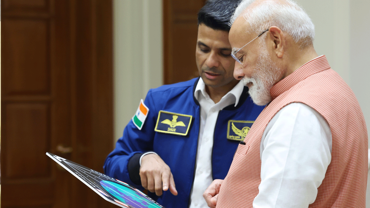 PM Modi: 50 మంది వ్యోమ‌గాముల్ని త‌యారు చేయాలి:  శుభాంశు శుక్లాతో ప్ర‌ధాని మోదీ