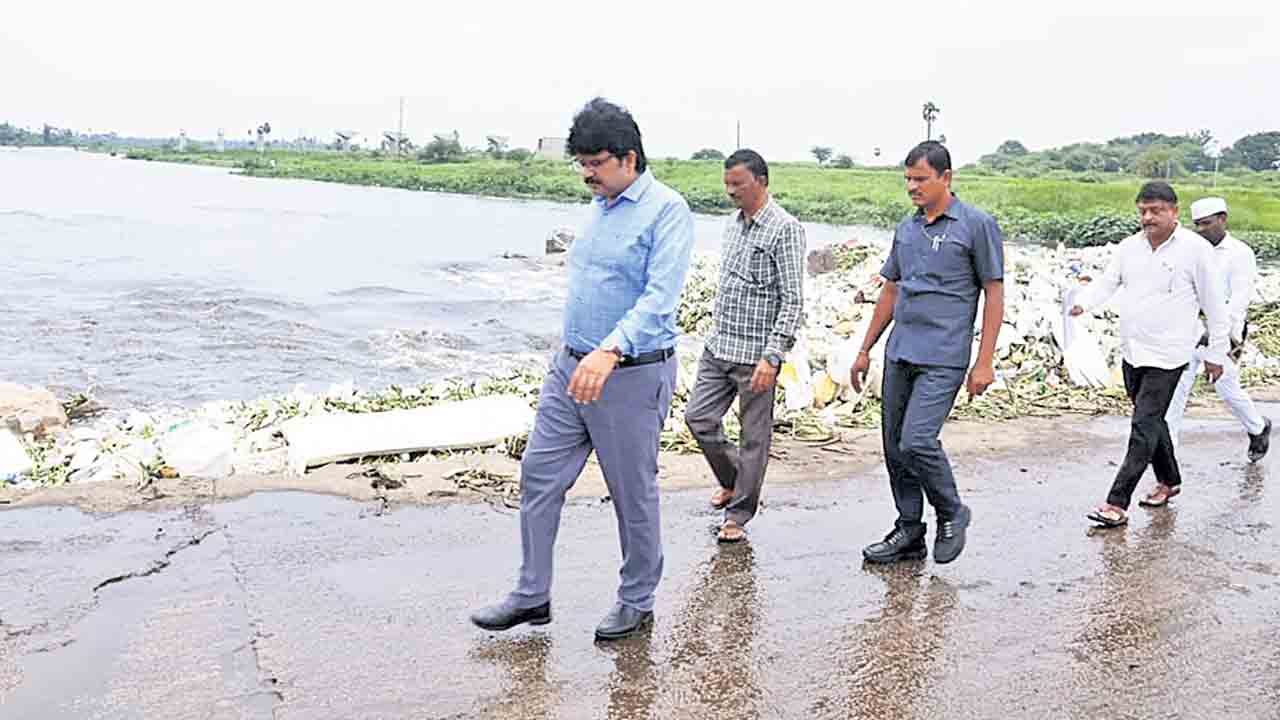 కుంభవృష్టితో అతలాకుతలం.. లోతట్టు ప్రాంతాలను పరిశీలించిన ప్రజాప్రతినిధులు, అధికారులు