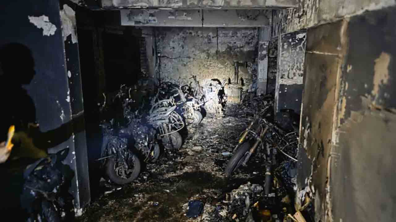 Fire at motorbike showroom | షోరూమ్లో భారీ అగ్నిప్రమాదం.. కాలి బూడిదైన 60 ద్విచక్ర వాహనాలు