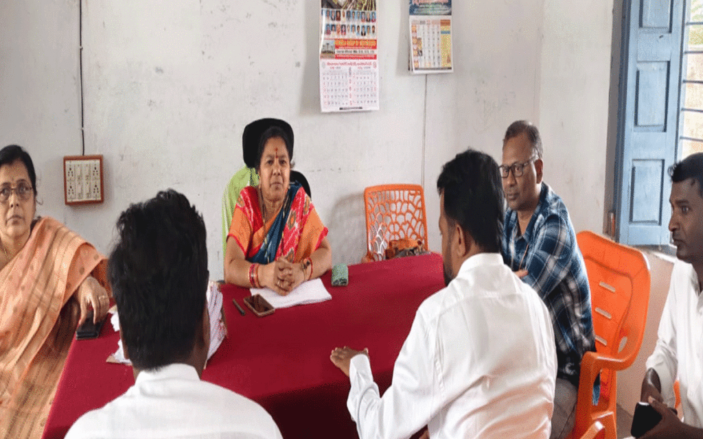 Motokondur : ఓటర్ల జాబితాపై అభ్యంతరాలుంటే తెలుపాలి : ఎంపీడీఓ ఇందిర