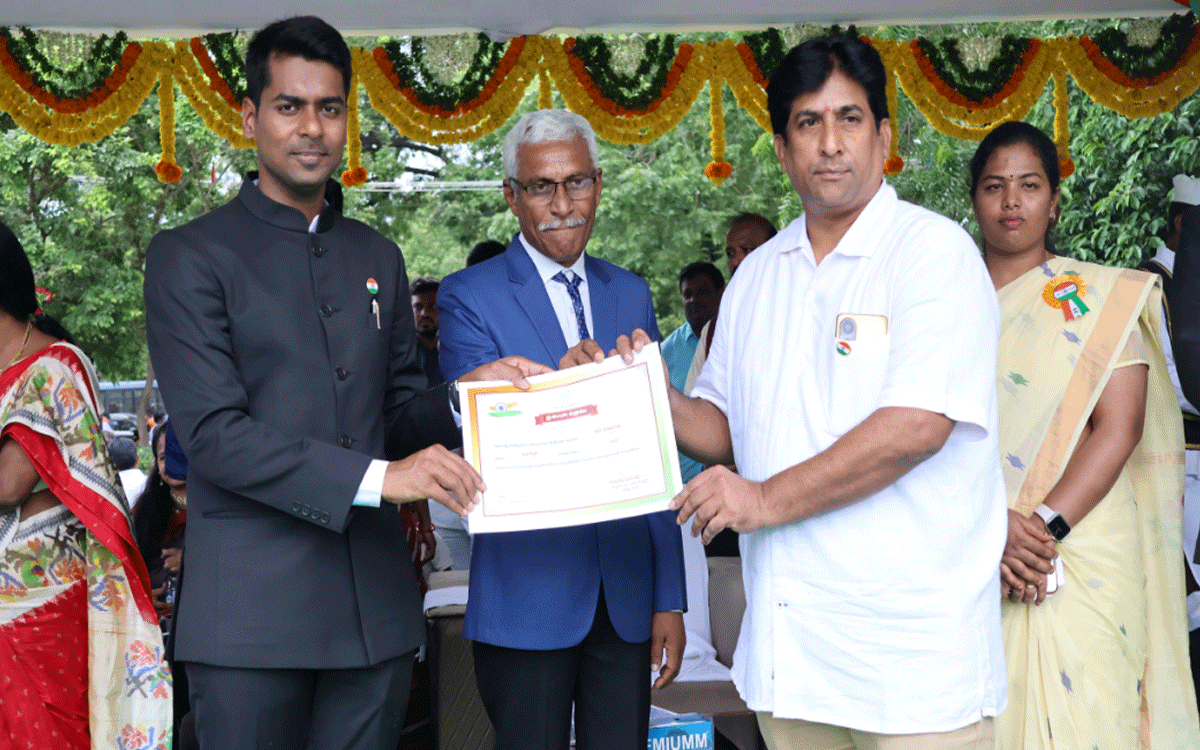 Madhira : తాసీల్దార్ రాంబాబుకు ఉత్త‌మ సేవా పుర‌స్కారం