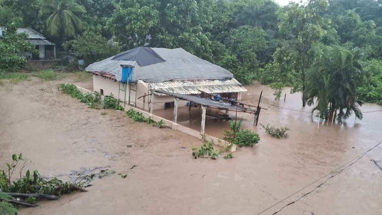 Heavy rains | ములుగు జిల్లాలో కుంభవృష్టి.. నీట ముగిన ఇండ్లు, పంట పొలాలు : వీడియో