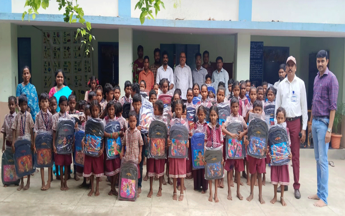 Chunchupalli : ములుగుగూడెం ప్రాథమిక పాఠశాల విద్యార్థులకు బ్యాగులు పంపిణీ