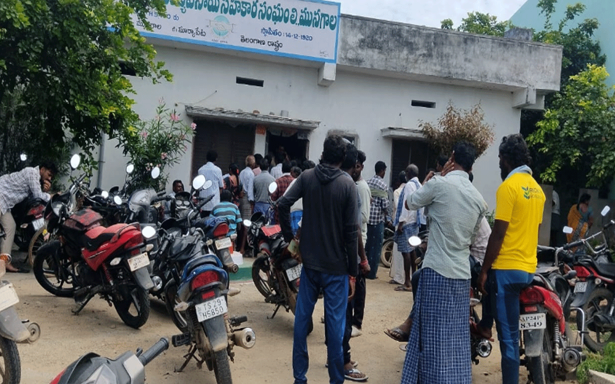 Kodada : యూరియా కోసం మున‌గాల పీఏసీఎస్ వ‌ద్ద‌ రైతుల తిప్పలు