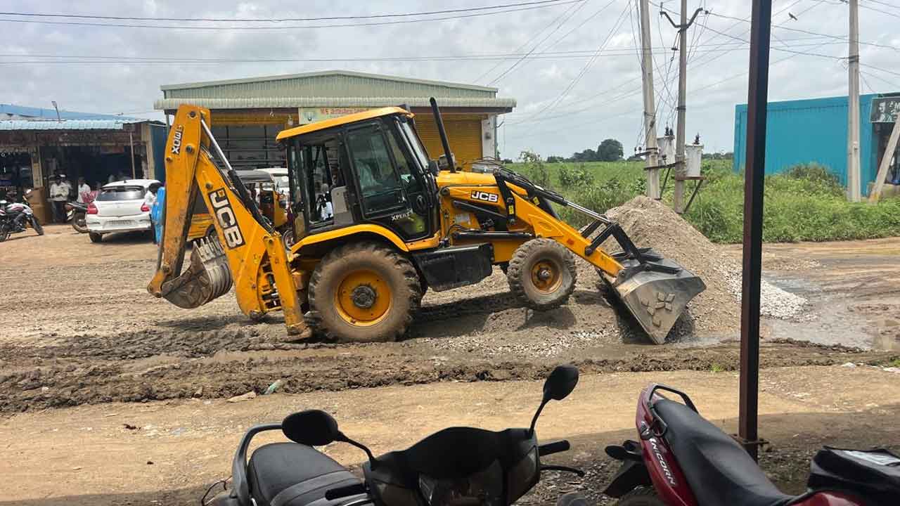 Munipalli | మంత్రి వస్తేనే గుంతలు పూడ్చాలా.. ప్రజల కోసం చేయరా? అధికారులపై మునిపల్లి వాసుల ఆగ్రహం