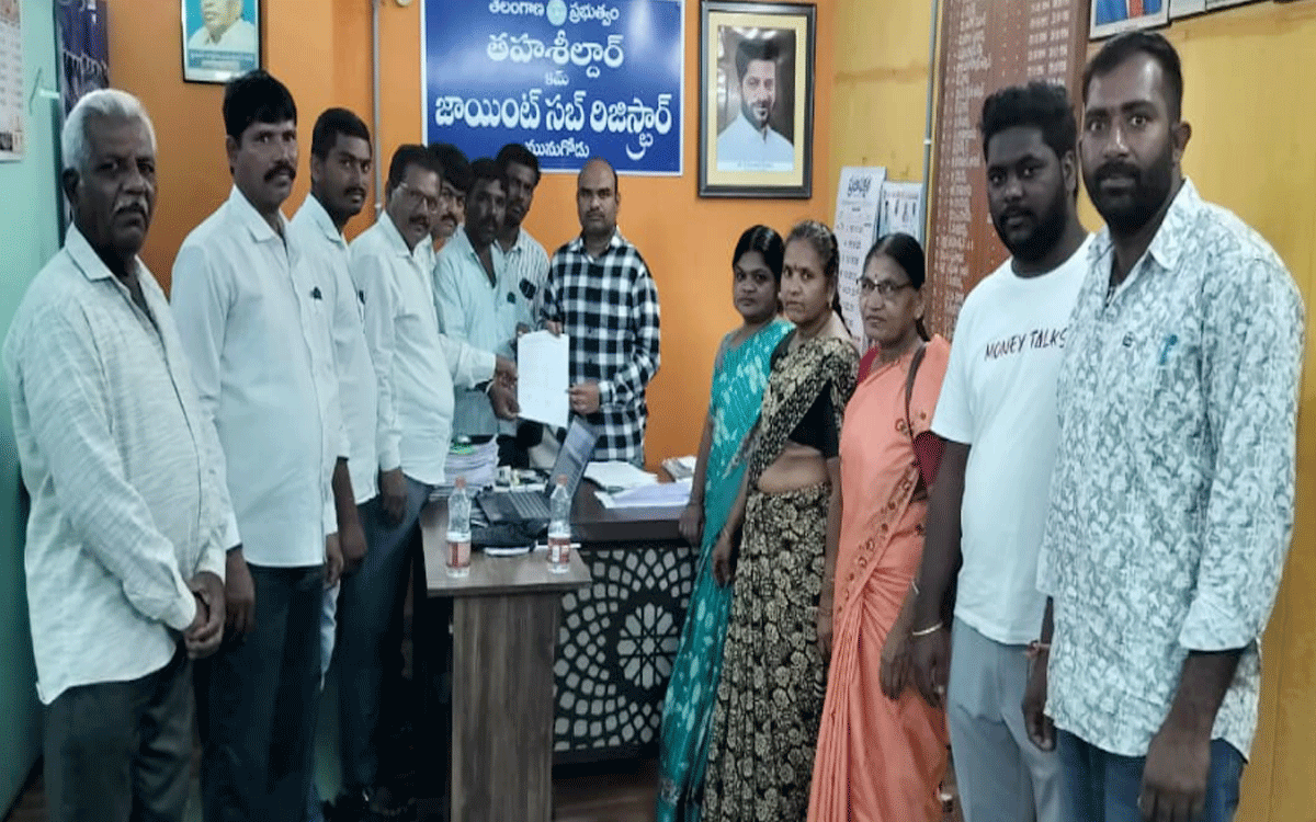 Munugode : మునుగోడు తాసీల్దార్కు రేషన్ డీలర్ల వినతి