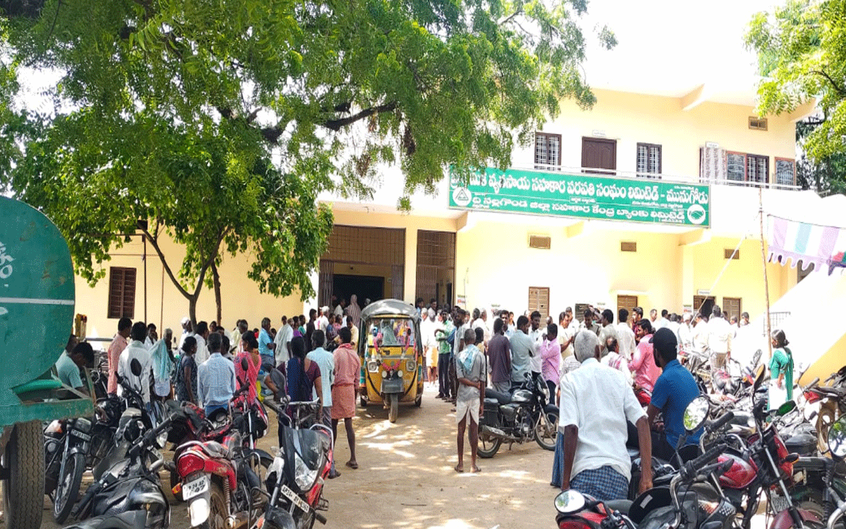 Munugode : యూరియా అందించాల‌ని ఏఓ ప‌ద్మ‌జ‌కు సీపీఎం మునుగోడు విన‌తి