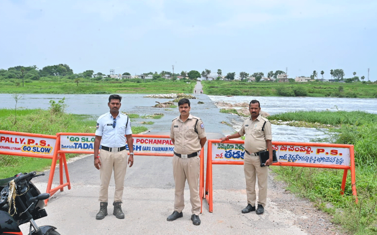 Bhoodan Pochampally : ఉధృతంగా ప్రవహిస్తున్న మూసీ.. స్తంభించిన రాకపోకలు 