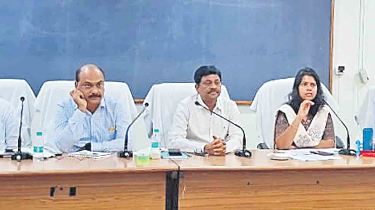 పారిశుధ్యంపై ప్రత్యేక దృష్టి పెట్టాలి : కలెక్టర్‌