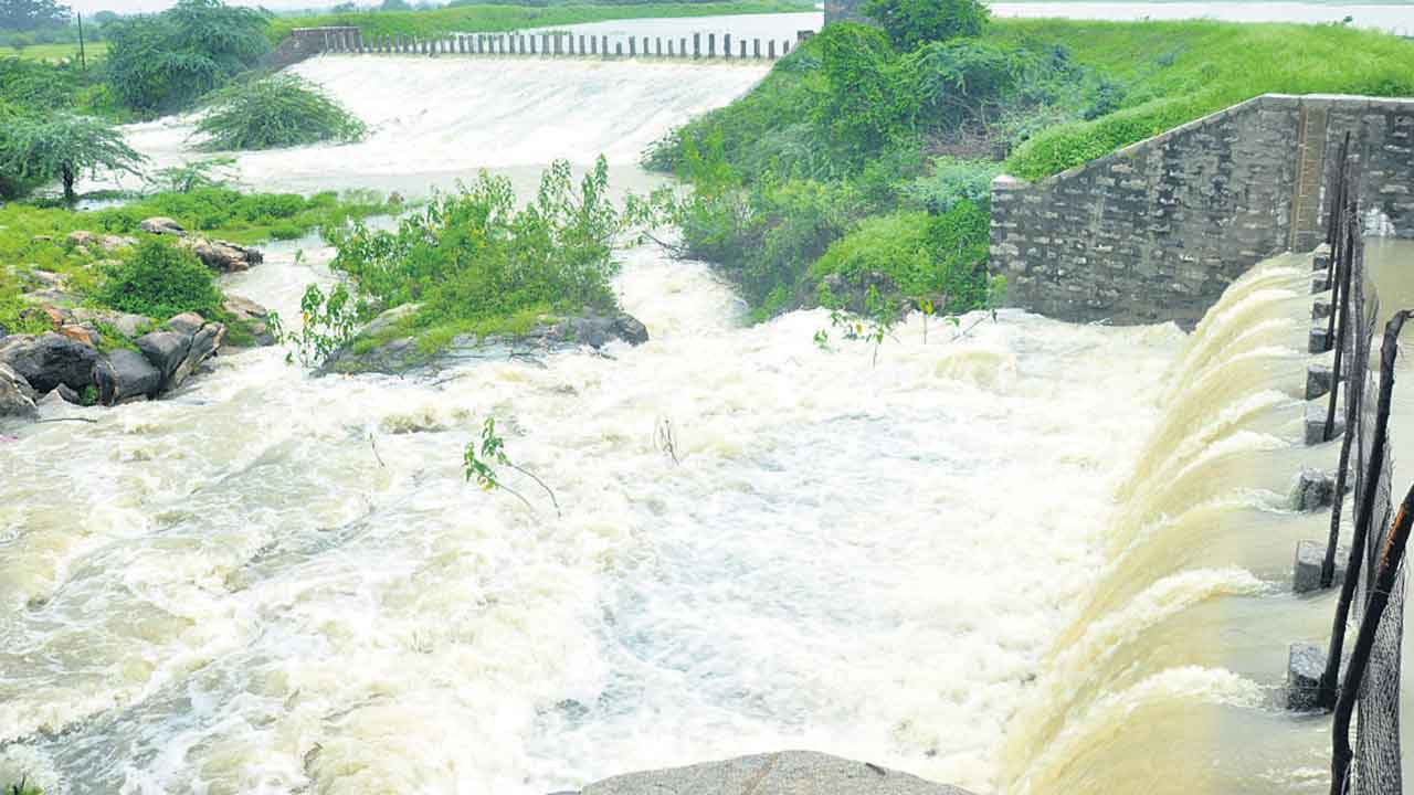 ముసురేసింది.. ఉమ్మడి జిల్లాలో ముసురు వర్షం