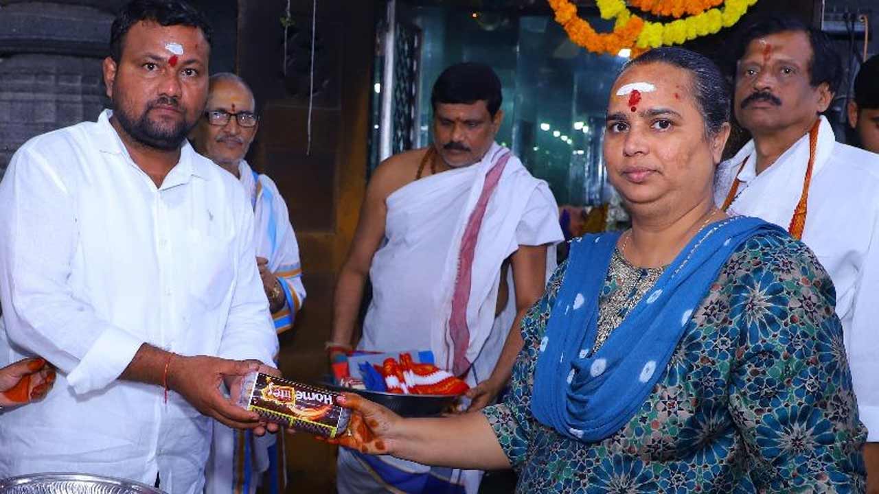 Vemulawada | వేములవాడ పార్వతి అమ్మవారికి అగ్గిపెట్టెలో ఇమిడే చీరను సమర్పించిన చేనేత కళాకారుడు నల్ల విజయ్‌