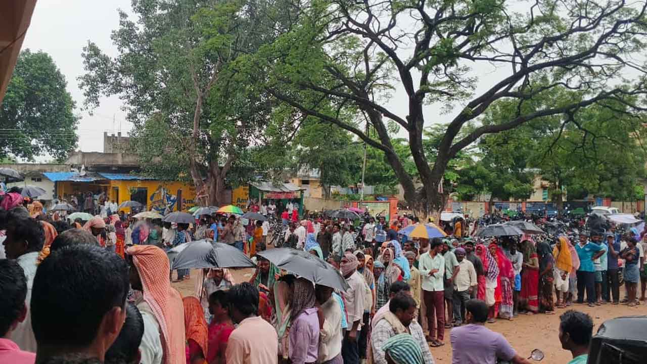 Narasimhulapeta | వానలో నడుస్తూ, చలికి వణుకుతూ.. యూరియా బస్తా కోసం రైతుల క్యూ లైన్