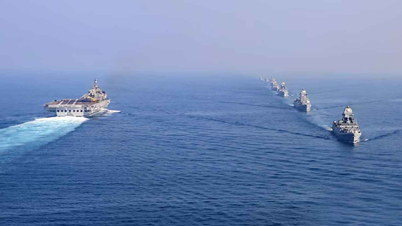 ఒకేరోజు అరేబియాలో భారత్‌, పాక్‌ నౌకా విన్యాసాలు