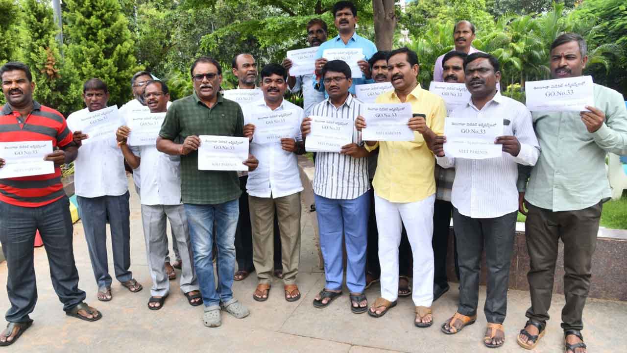 NEET | ఏకశిల పార్కులో నీట్‌ అభ్యర్థుల పేరెంట్స్​‍ నిరసన