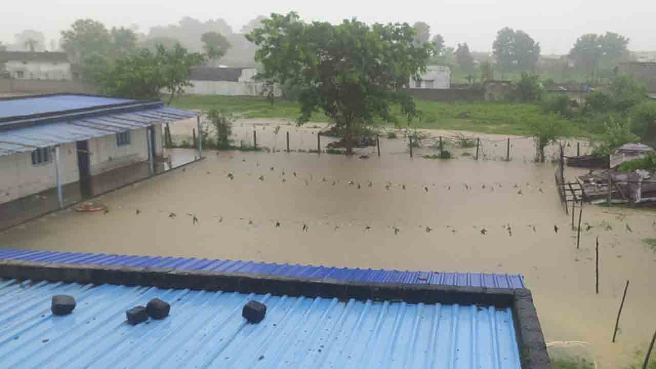 Nennela | నెన్నెలలో భారీ వర్షం.. లోతట్టు ప్రాంతాలు జలమయం