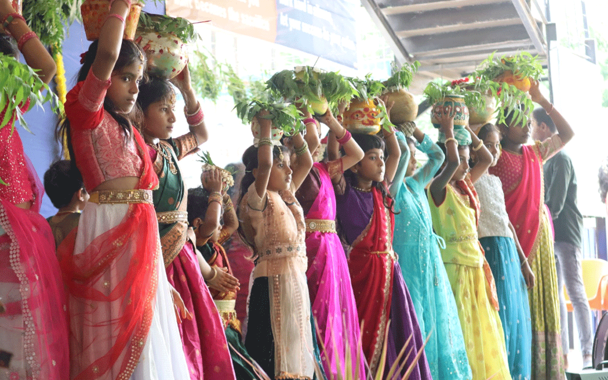 Nalgonda : న్యూస్ స్కూల్‌లో ఘ‌నంగా బోనాలు