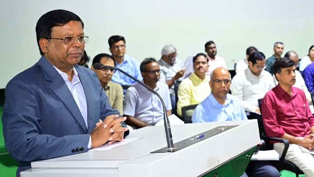 Bidyadhar Subudhi | విద్యార్థులు అన్ని రంగాల్లో రాణించాలి : ప్రొఫెసర్ బిద్యాధర్ సుబుధి