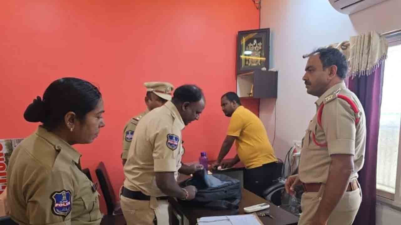 Nizamabad | నిజామాబాద్లో వడ్డీ వ్యాపారులపై పోలీసుల దాడులు..