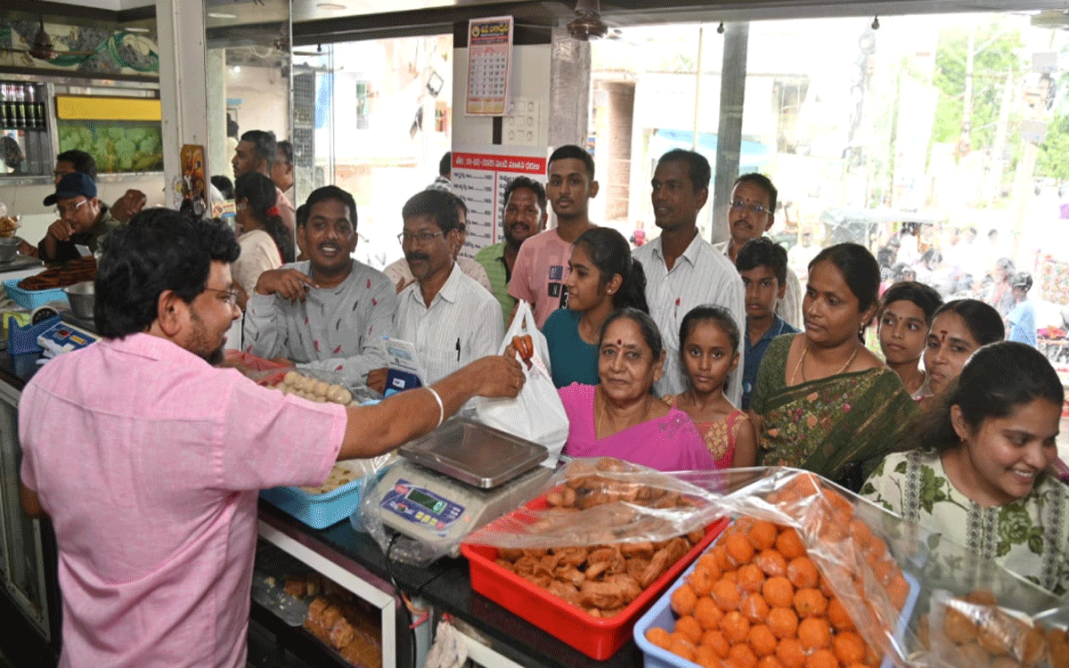 Nalgonda : సంద‌డిగా రాఖీ దుకాణాలు, స్వీట్ షాపులు