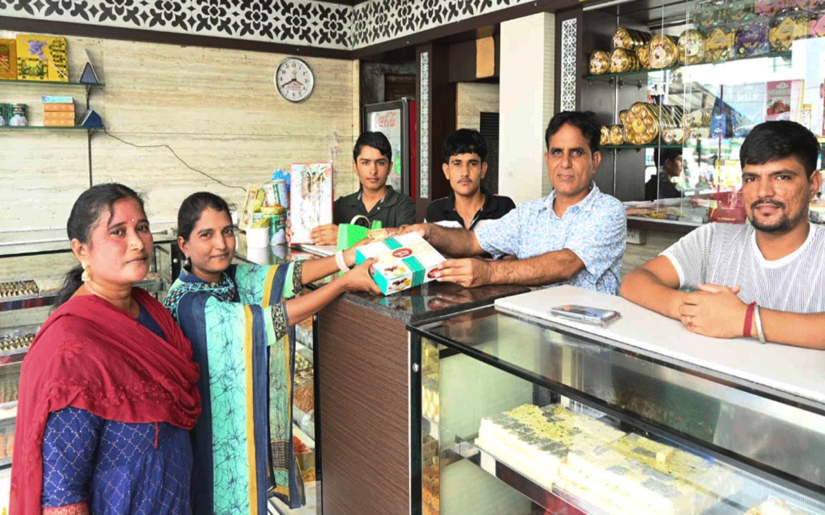 Nalgonda : సంద‌డిగా రాఖీ దుకాణాలు, స్వీట్ షాపులు