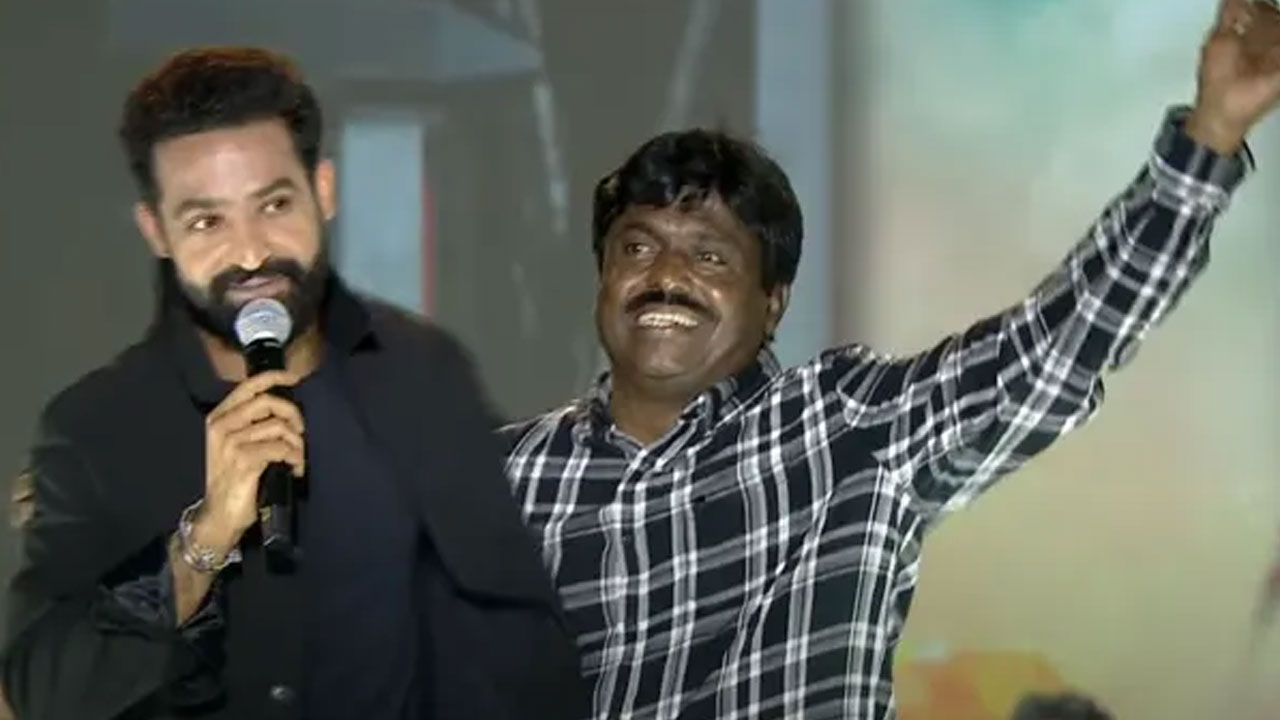 NTR | నా తొలి అభిమాని ఇత‌నే అంటూ స్టేజ్‌పై అంద‌రికి ప‌రిచ‌యం చేసిన జూనియ‌ర్ ఎన్టీఆర్