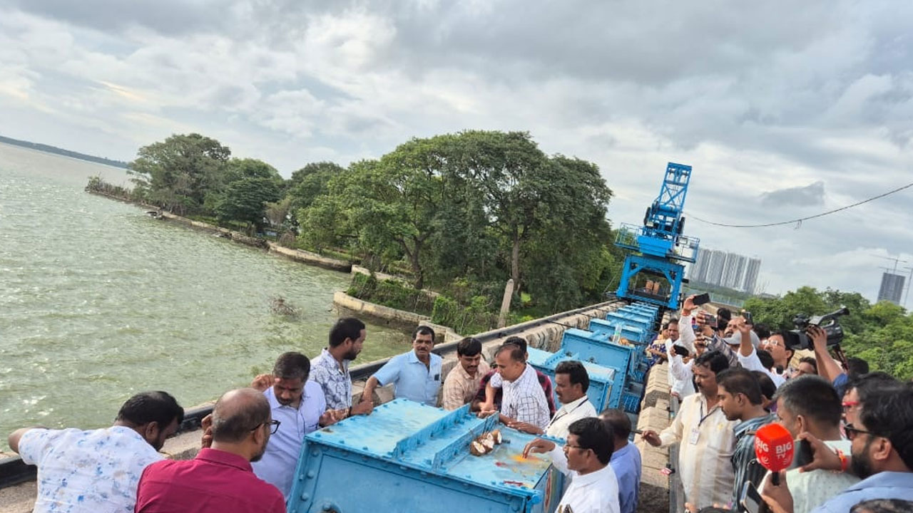 Osman Sagar | ఉస్మాన్‌ సాగర్ రెండు గేట్లు ఎత్తివేత