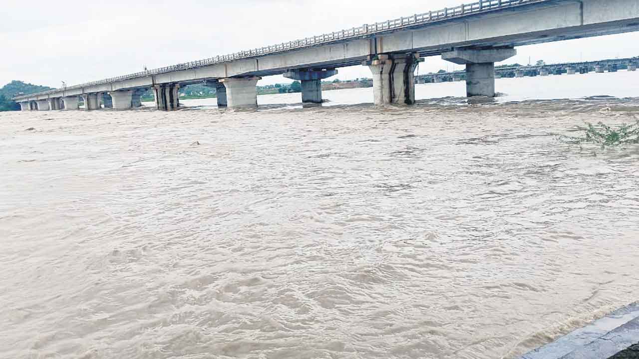 ఆదిలాబాద్ జిల్లాలో పొంగి పొర్లుతున్న వాగులు