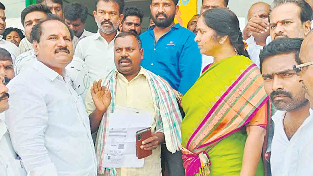 యూరియా బ్లాక్లో విక్రయిస్తే ఊరుకోం