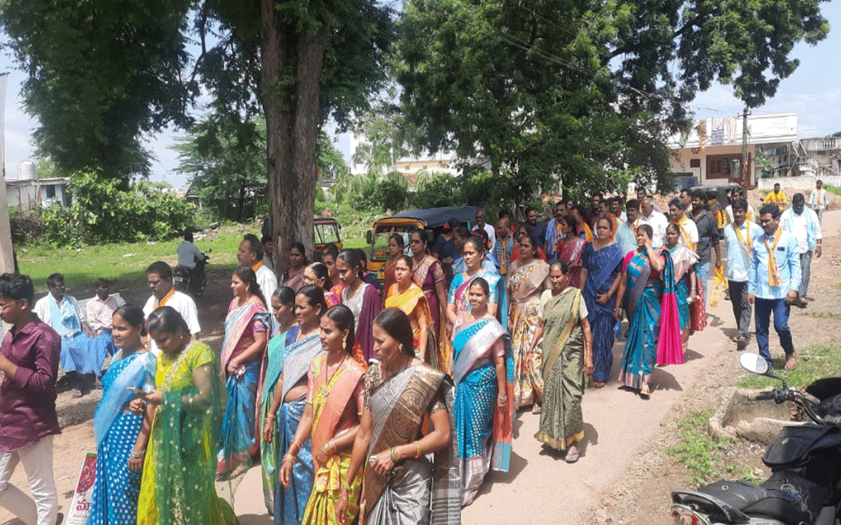 Julurupadu : కాకర్లలో పద్మశాలి సంఘం వన సమారాధన