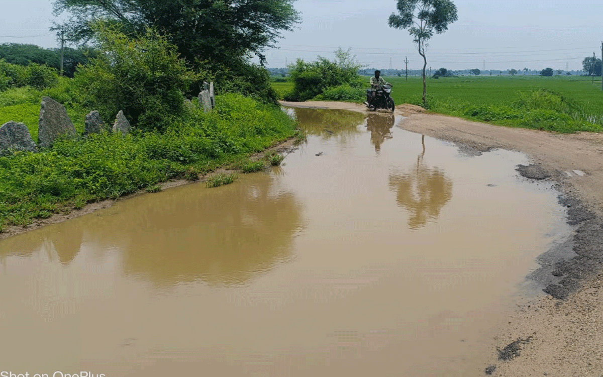 Kattangur : చెరువును తలపిస్తున్న పందనపల్లి రహదారి..రాకపోకలకు తీవ్ర ఇబ్బందులు