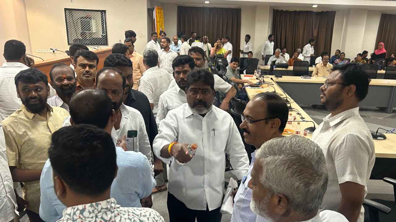 Hanumakonda Collectorate | రసాబసాగా మారిన సర్వాయి పాపన్న గౌడ్‌ జన్మదిన వేడుకలు