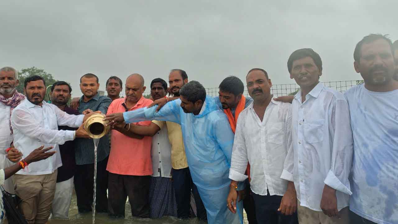 Utukuru Pedda cheruvu | నిండు కుండను తలపిస్తున్న ఊట్కూరు పెద్ద చెరువు.. పూజలు చేసిన గ్రామస్తులు