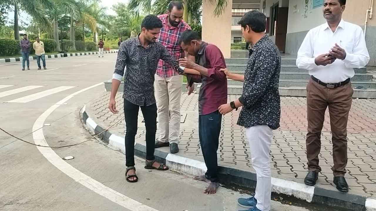 Peddapalli | ఉద్యోగం ఇవ్వలేదని కలెక్టరేట్లో యువకుడి ఆత్మహత్యాయత్నం