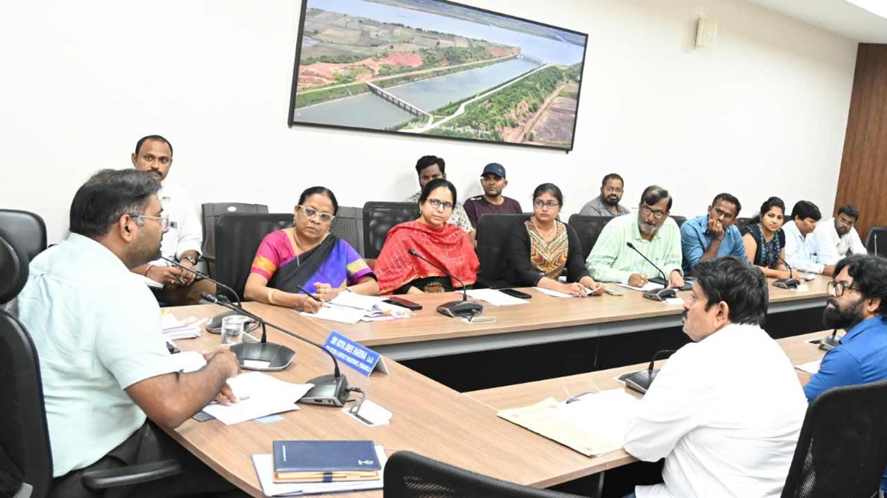 ప్రభుత్వ వైద్యంపై ప్రజల్లో నమ్మకం కలిగించాలి.. పెద్దపల్లి జిల్లా కలెక్టర్‌ సూచన