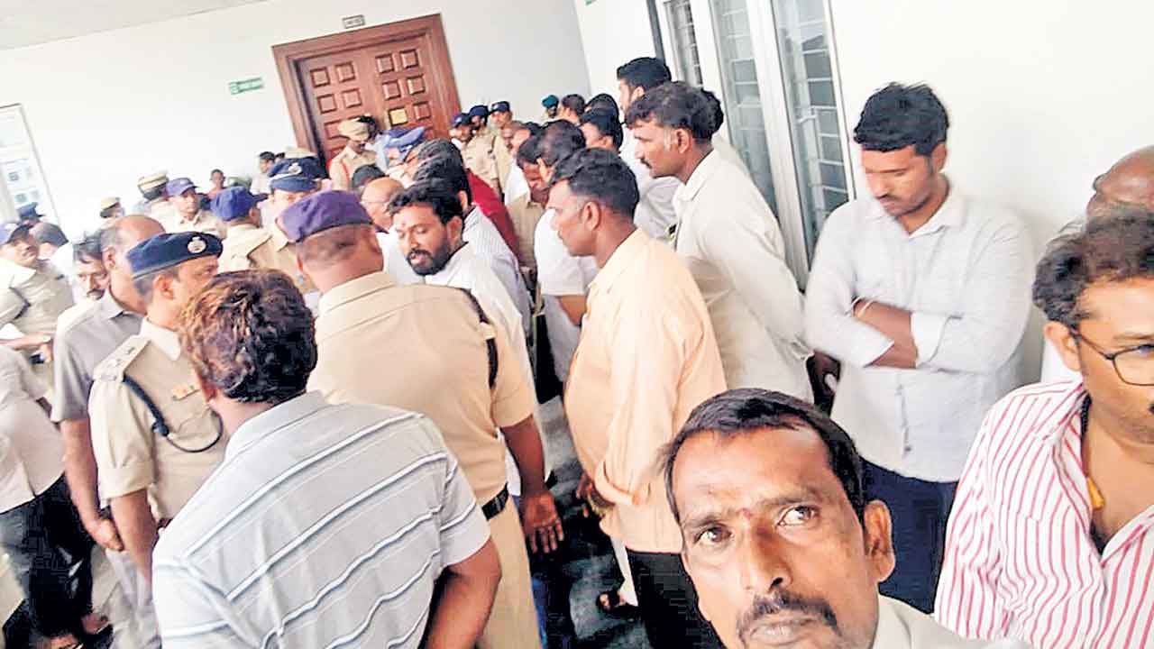 బిల్లులడిగితే కేసులు!