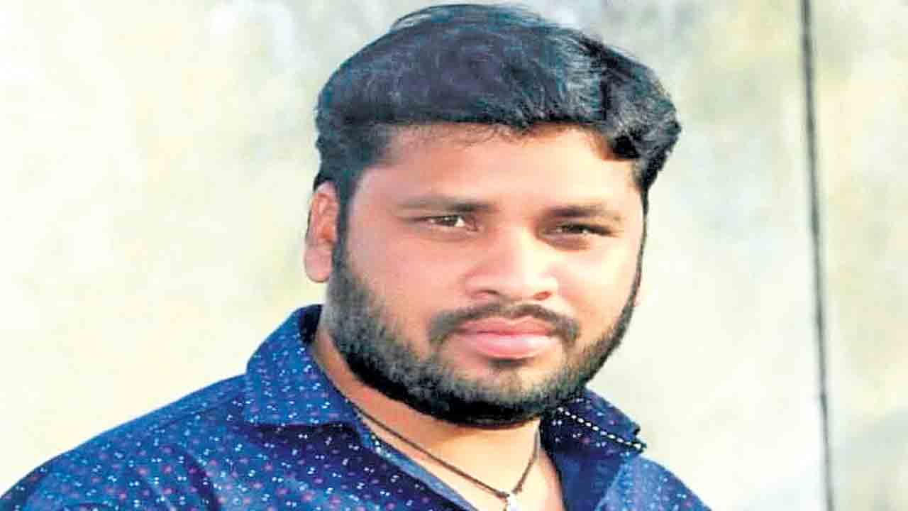 వ్యక్తిని బలిగొన్న గుంతల రోడ్డు