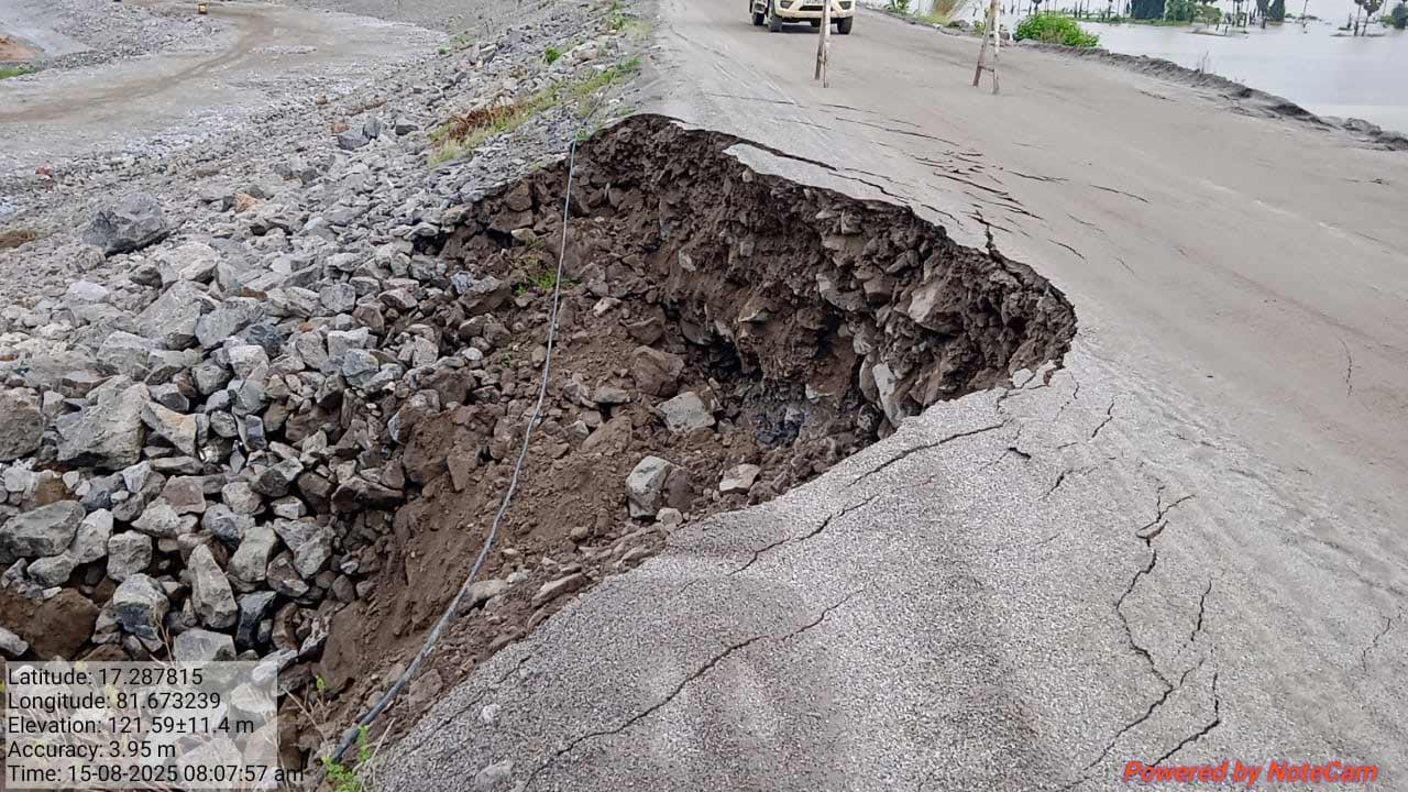 Polavaram Cofferdam | కుంగిన పోలవరం ప్రాజెక్టు కాఫర్‌ డ్యాం.. 10 అడుగుల వెడల్పుతో జారిన మట్టి