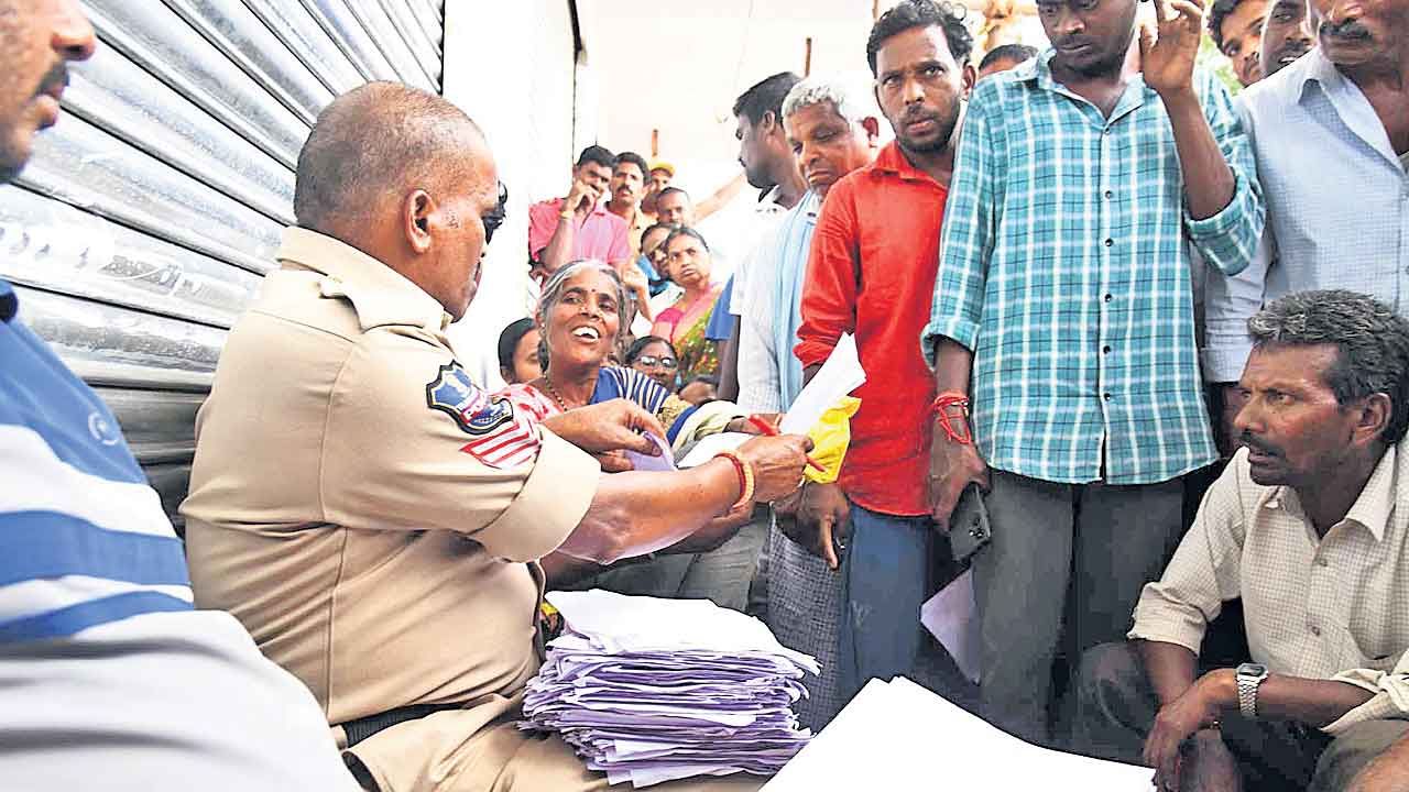 యూరియాకు పోలీసు కాపలానా! రైతన్న నవ్వుకోడా?