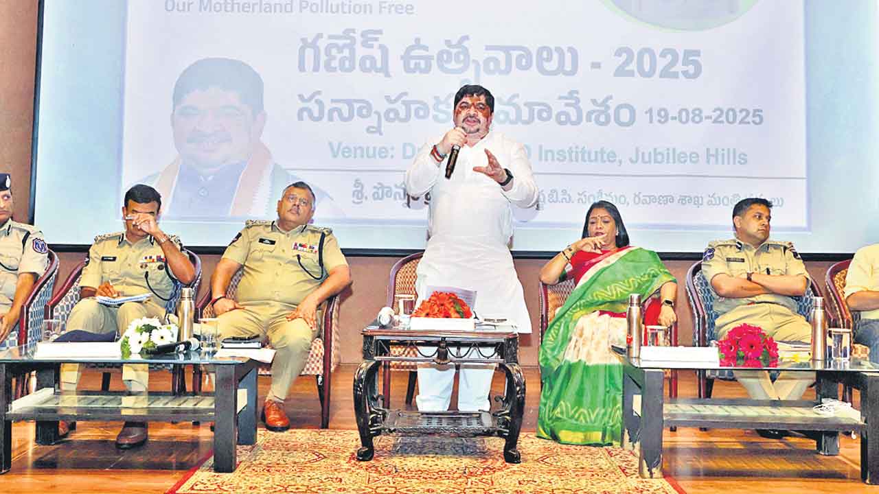 వేదిక కిందనే ముగ్గురు కలెక్టర్లు