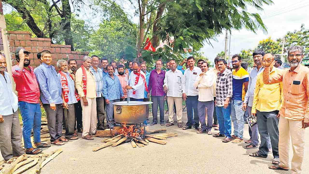 సిరిసిల్ల నేతన్నలకు అండగా నిలవండి