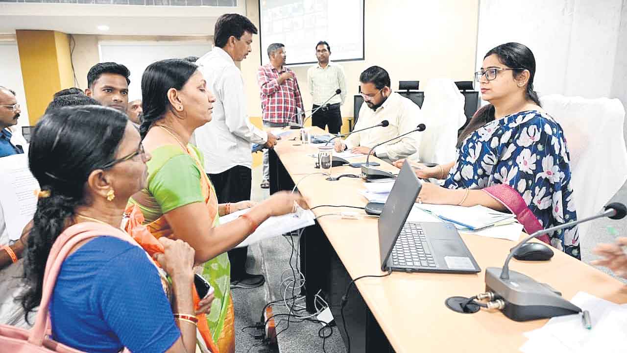 దరఖాస్తులను పరిష్కరించాలి.. నిర్మల్‌కలెక్టర్‌ అభిలాష అభినవ్‌