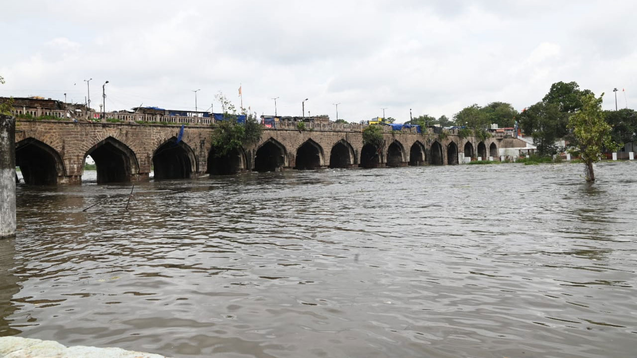 Musi River | పురానాపూల్ వ‌ద్ద మూసీలో చిక్కుకున్న పూజారి కుటుంబం..