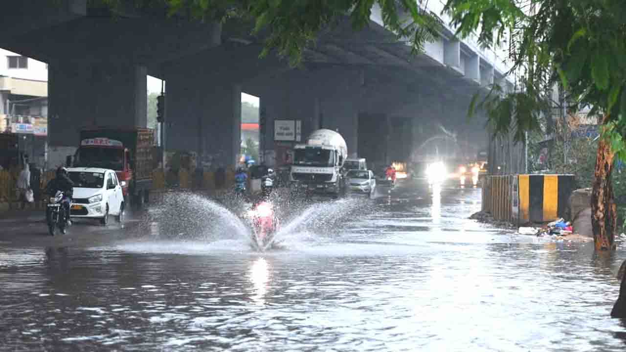 Hyderabad Rains | హైదరాబాద్లో పలు చోట్ల వర్షం.. శ్రీకృష్ణ నగర్లో రహదారులు జలమయం